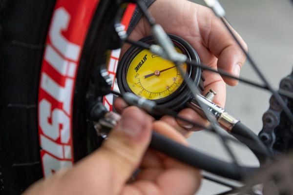 Analog Tyre Pressure Meter with Hose 0-1 BAR